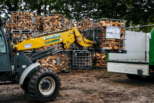 Brennholz wird verladen